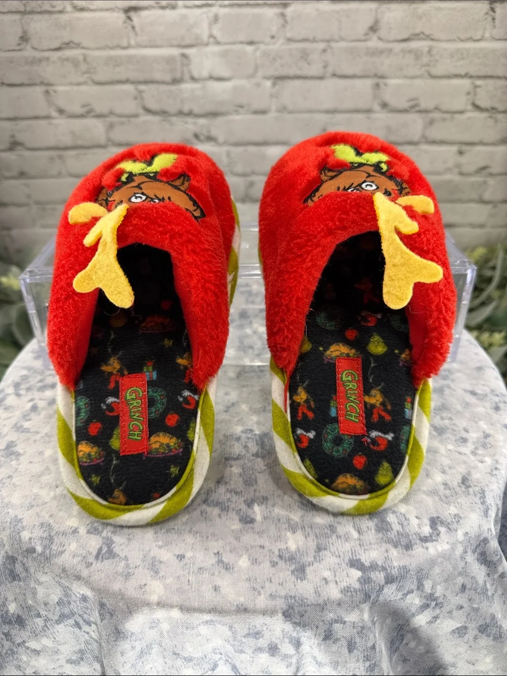 GRINCH “Max the Dog” Red Fuzzy 3D Character Slipper Slides Boys Size 9/10 ❤️